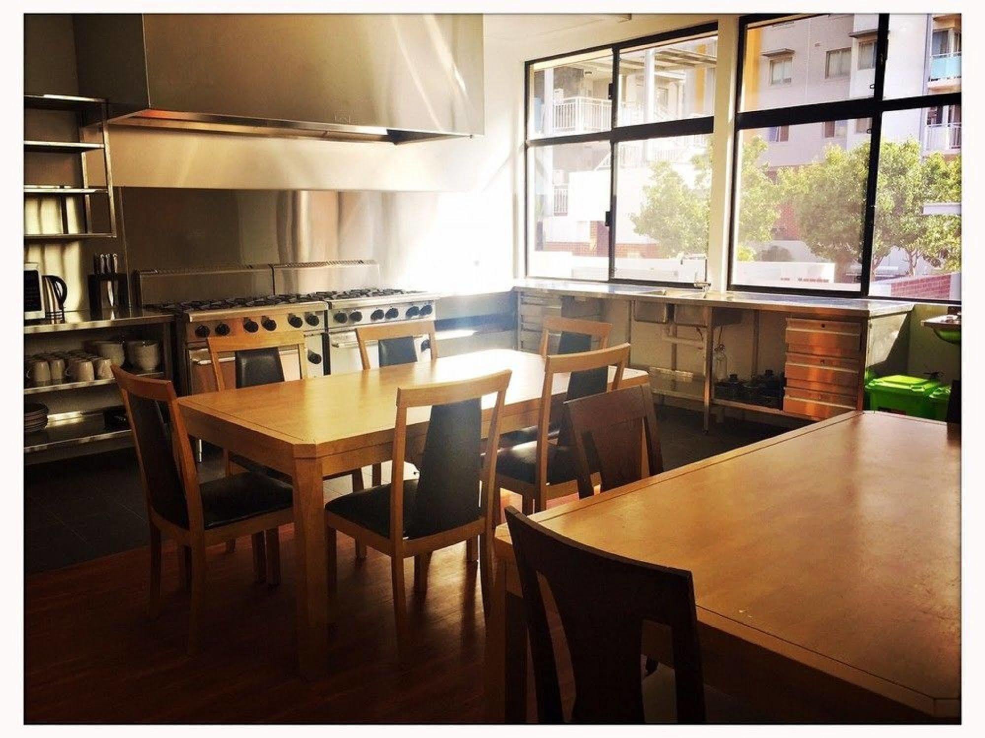 Downtown Backpackers Hostel Perth - Note - Valid Passport Required For Check In ภายนอก รูปภาพ
